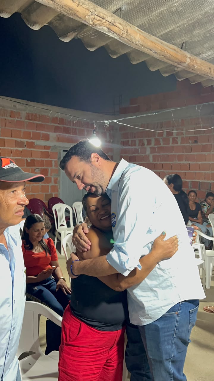 Rodrigo Tavares abraçando uma apoiadora em encontro na comunidade