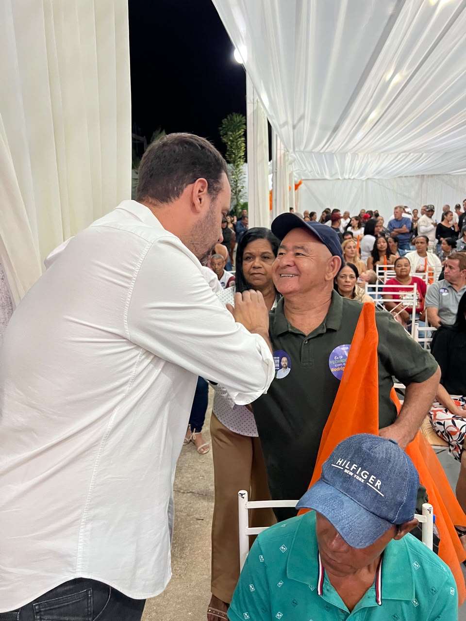 Rodrigo Tavares conversando com apoiadores em um encontro