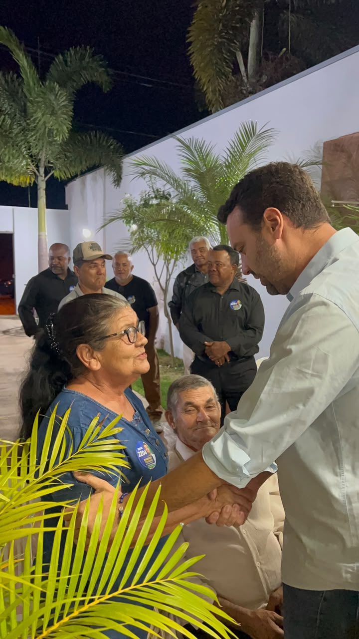 Rodrigo Tavares cumprimentando uma moradora em visita à comunidade