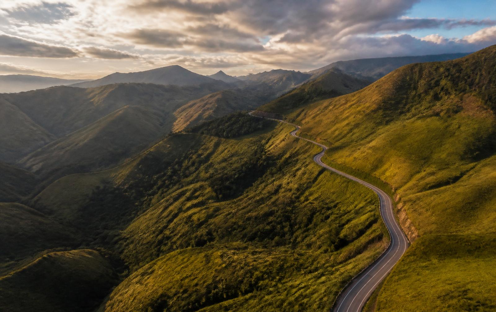 Estrada em meio às montanhas de Minas Gerais